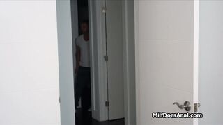 Cougar wraps perfect booty in lingerie for anal