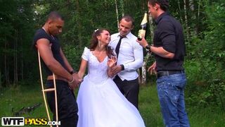 Teen bride gives head in the car