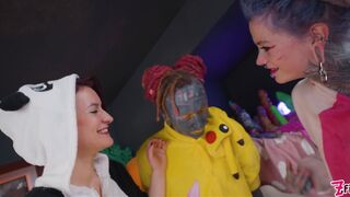 Anuskatzz, Missflora, and Lilylu have some cosplay anal fisting fun