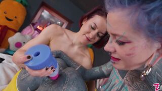 Anuskatzz, Missflora, and Lilylu have some cosplay anal fisting fun